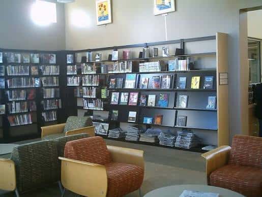 Interior de la sala de lectura con estanterías de libros y sillones para los visitantes