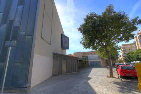 Vista exterior del Auditori Eduard Toldrà con fachada moderna y señalización clara