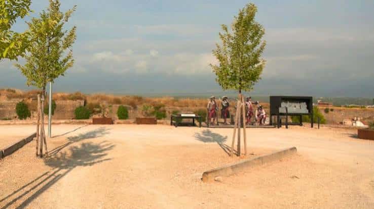 Mirador exterior del fortín con zonas habilitadas para visitantes y vistas al paisaje