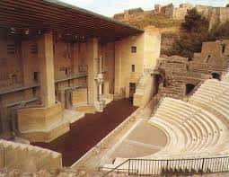 Vista del antiguo teatro romano de Sagunto con gradas y escenario al aire libre