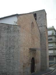 Fachada histórica de piedra de la Plaza Antigua Morería en Sagunto