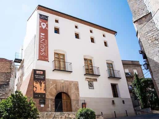 Fachada principal de la Casa dels Berenguer con detalles arquitectónicos y letrero turístico