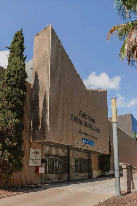 Fachada exterior del Auditori Casal de Peguera con señalización clara y entorno paisajístico