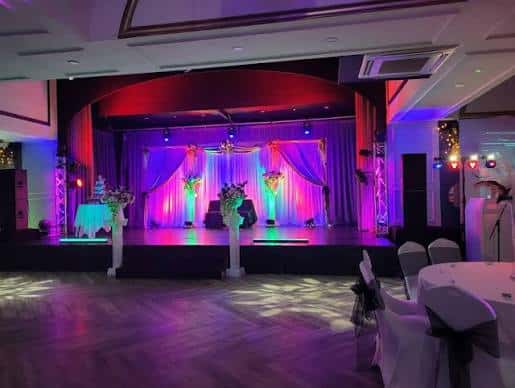 Escenario iluminado con luces de colores para celebraciones