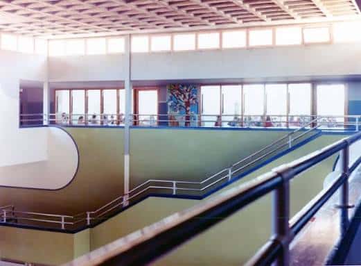 Interior del hall principal con escaleras curvas y diseño arquitectónico distintivo