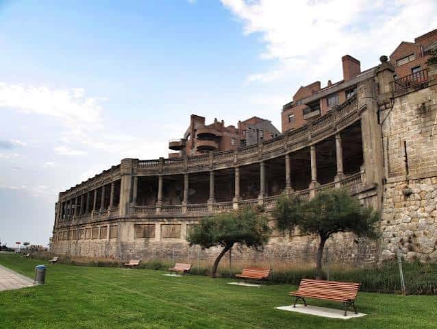 Fachada exterior de las Galerías Punta Begoña con su arquitectura clásica y columnas