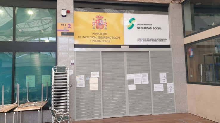 Fachada del Centro de Servicios Sociales con el escudo de España y el logo de la Seguridad Social