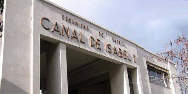 Fachada principal del edificio con el nombre 'Canal de Isabel II' en letras metálicas