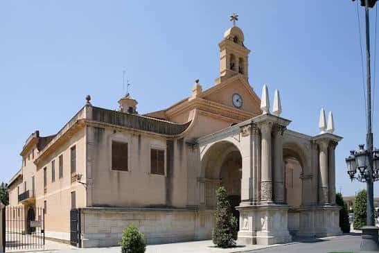 Vista exterior del Santuari de Misericòrdia en Reus con su fachada clásica y porticado bajo un cielo despejado