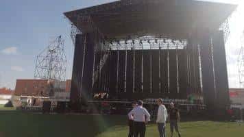 Escenario montado en el campo del estadio para un evento musical