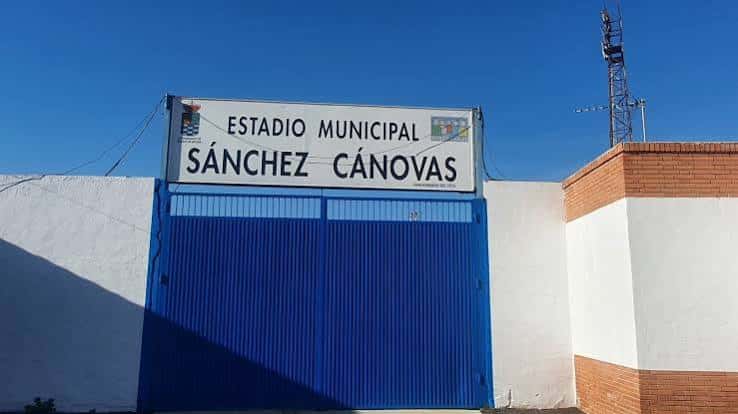 Entrada principal del Estadio Municipal Sánchez Cánovas con letrero identificativo