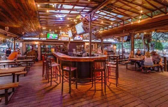 Interior del bar con barra central y ambiente acogedor