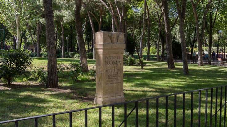 Monumento conmemorativo del Parque de Roma rodeado de árboles
