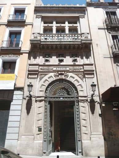 Fachada principal del Ateneo de Madrid con entrada arqueada y detalles neoclásicos