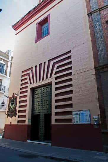 Fachada exterior de la Iglesia de San Buenaventura con detalles arquitectónicos y puerta principal
