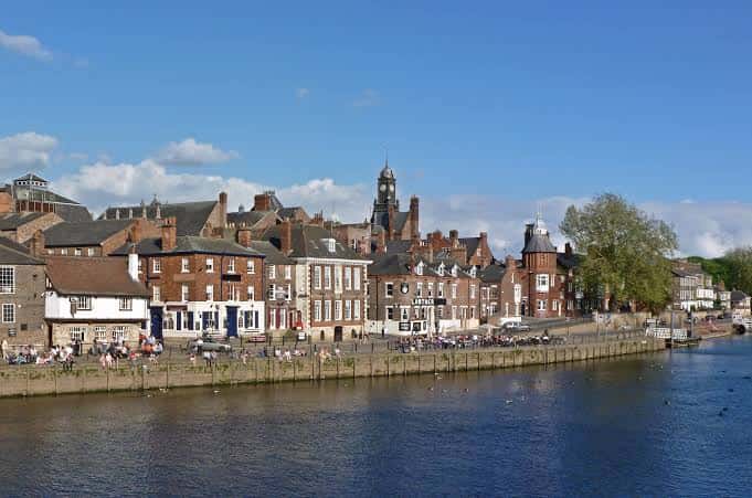 Vista panorámica de King's Staith en York con edificios históricos junto al río Ouse