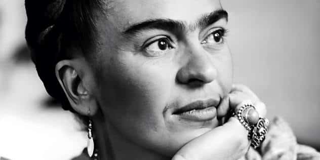 Retrato en blanco y negro de Frida Kahlo con expresión pensativa