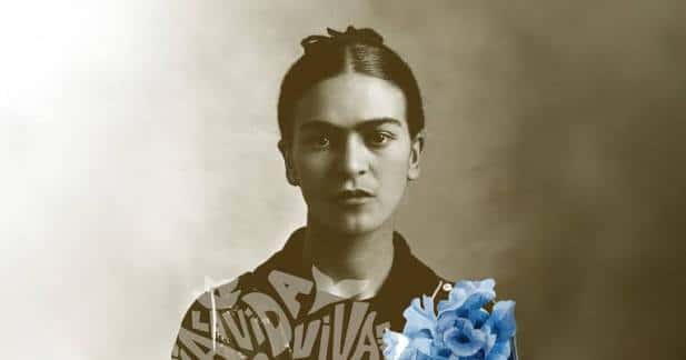 Fotografía sepia de Frida Kahlo sosteniendo una flor azul