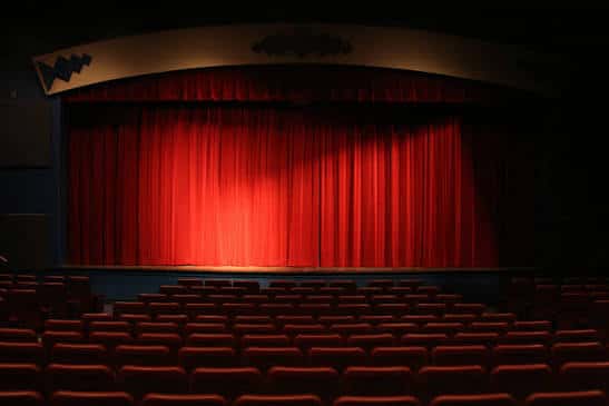 Escenario con cortinas rojas iluminadas