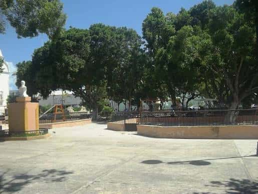 Vista diurna del Parque de Santiago con árboles frondosos y zona pavimentada