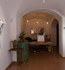 Interior del estudio con arcos de ladrillo y decoración minimalista