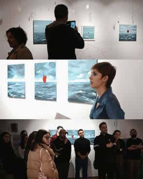 Exposición de arte en las paredes blancas del espacio