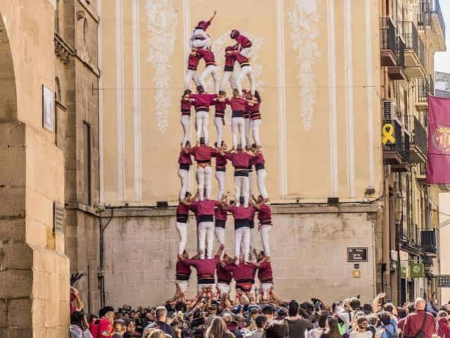 Torre humana de los Castellers de Lleida frente a un edificio histórico
