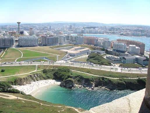 Vista panorámica de la Playa de las Lapas con el faro de A Coruña al fondo
