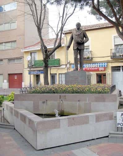 Estatua del monumento central en la plaza rodeada de jardines