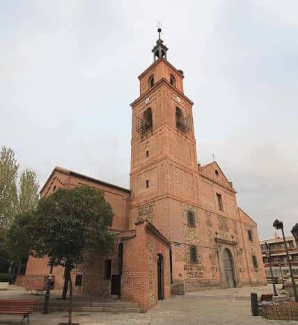 Iglesia de Vicálvaro frente a la plaza, arquitectura tradicional de ladrillo