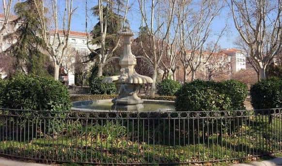 Fuente ornamental central rodeada de árboles y vallas en el Parque Eva Duarte