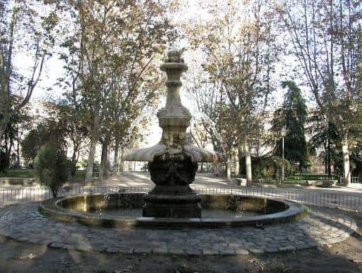 Detalle de la fuente principal del parque bajo luz natural