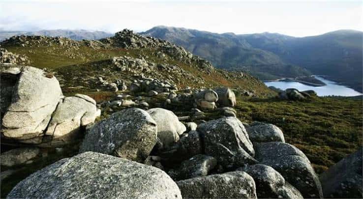 Vista panorámica de la Sierra del Xurés con formaciones rocosas y un lago al fondo