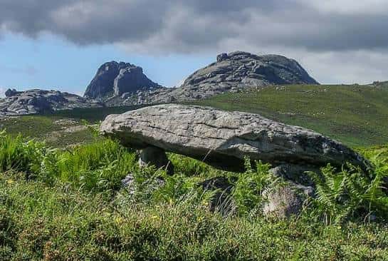 Dólmenes en el Parque Natural Baixa Limia - Serra do Xurés rodeados de vegetación verde