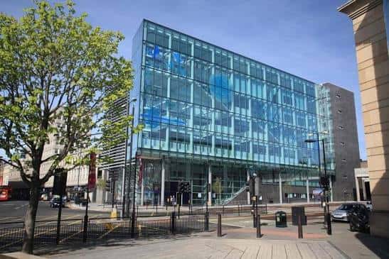 Fachada exterior moderna de cristal de la Newcastle City Library