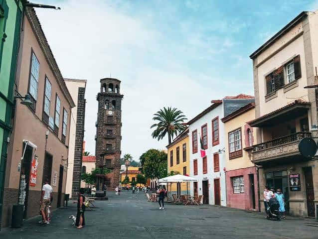 Plaza de Tejina con su característica torre de piedra y edificios coloridos