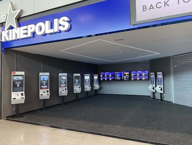 Área de taquillas automáticas con pantallas digitales bajo el letrero de Kinépolis