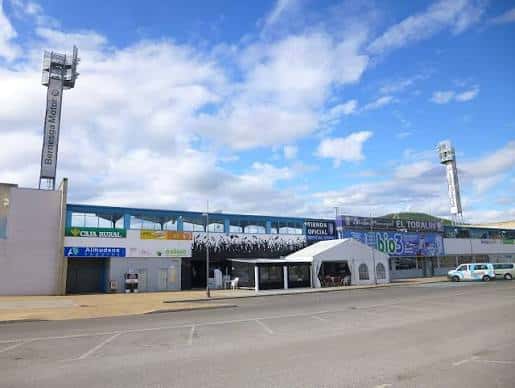Vista exterior del Estadio El Toralín con fachada y marquesinas azules bajo cielo despejado