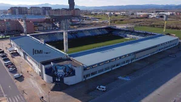 Vista aérea del estadio mostrando su estructura rectangular y gradas alrededor del campo de juego