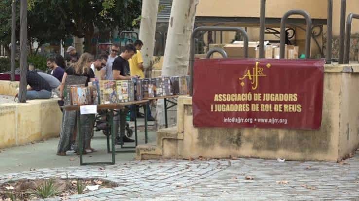 Stand exterior de la asociación con venta de juegos y material