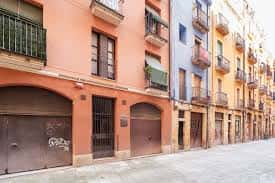 Fachada colorida del Carrer de Sant Domènec con balcones tradicionales