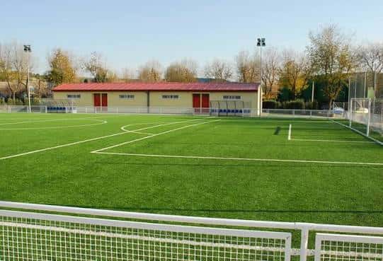 Campo de fútbol con césped artificial y vestuarios en el Polideportivo Municipal