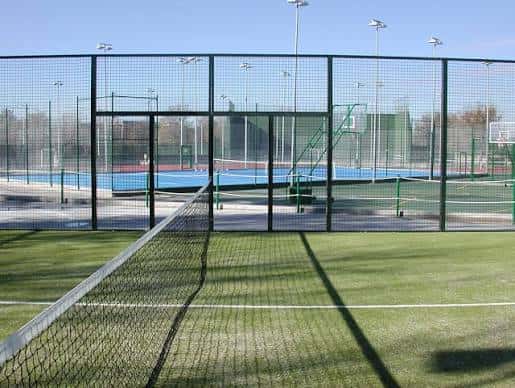 Vista de pistas de pádel y tenis dentro del complejo deportivo