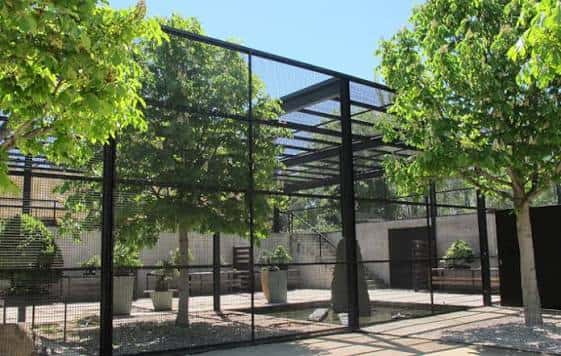 Pabellón de exhibición del Museo del Bonsái con árboles y esculturas