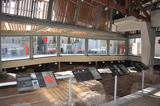 Interior del museo mostrando las ruinas arqueológicas bajo el suelo