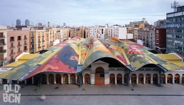 Vista aérea de la icónica cubierta colorida del mercado de Santa Caterina