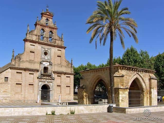 Vista exterior del Santuario de la Fuensanta con palmera y fuente