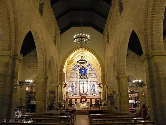 Interior de la nave principal con altar y azulejos decorativos