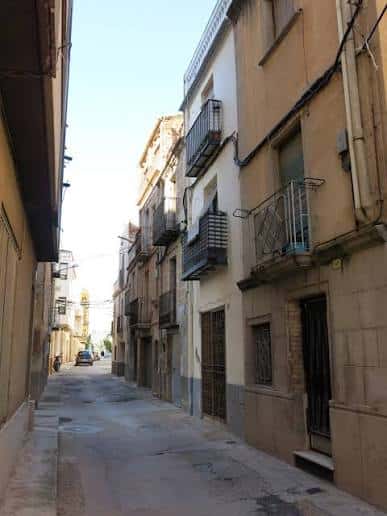 Carrer del Sol en Tortosa: calle estrecha con edificios tradicionales y balcones