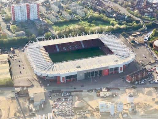 Vista aérea del estadio St Mary's con su estructura ovalada y gradas rojas